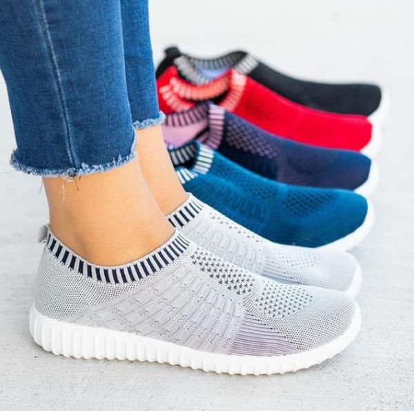 Sepatu sneakers dengan aksen bando elastis untuk tampilan yang sporty